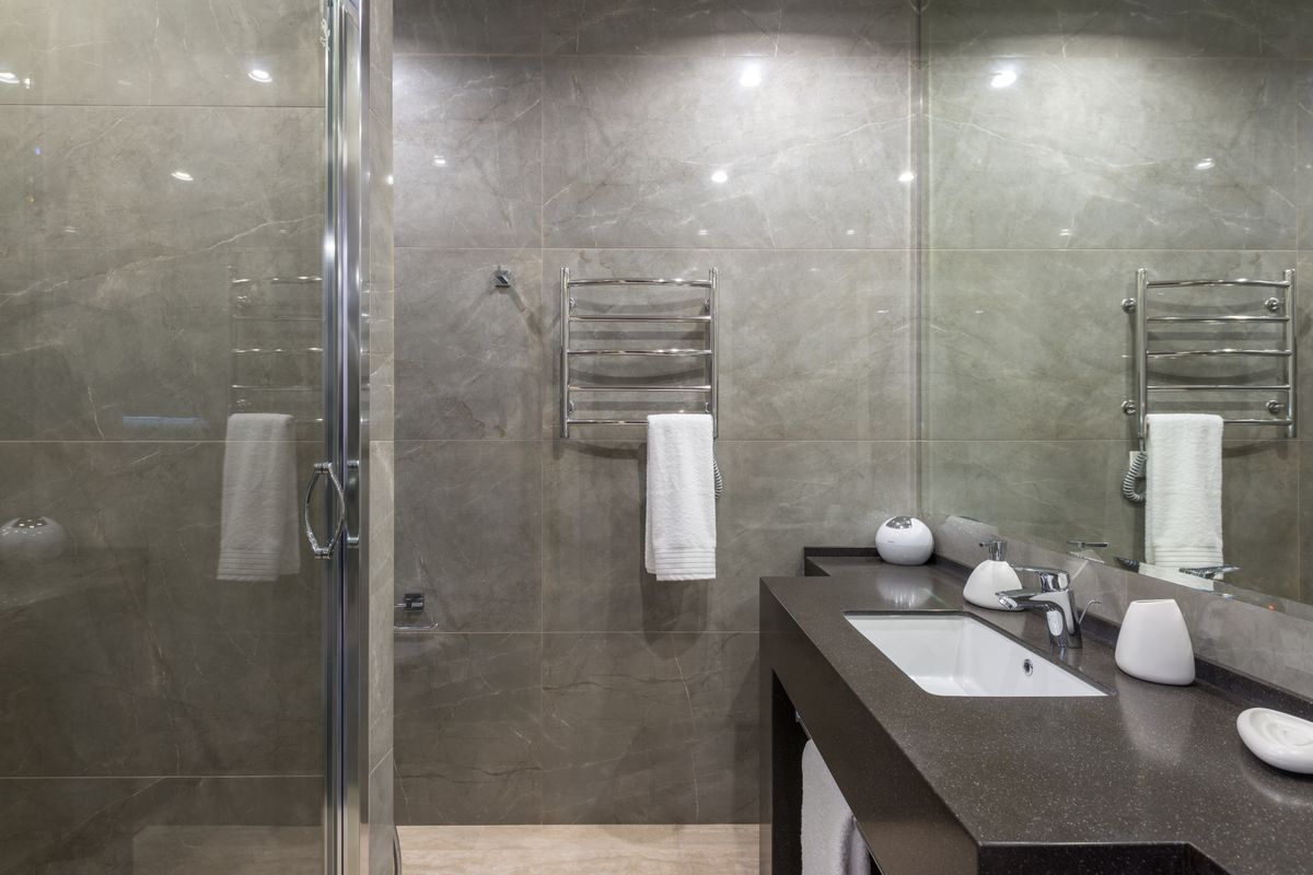 Temizlik sonrası parlayan banyo ve duşakabin