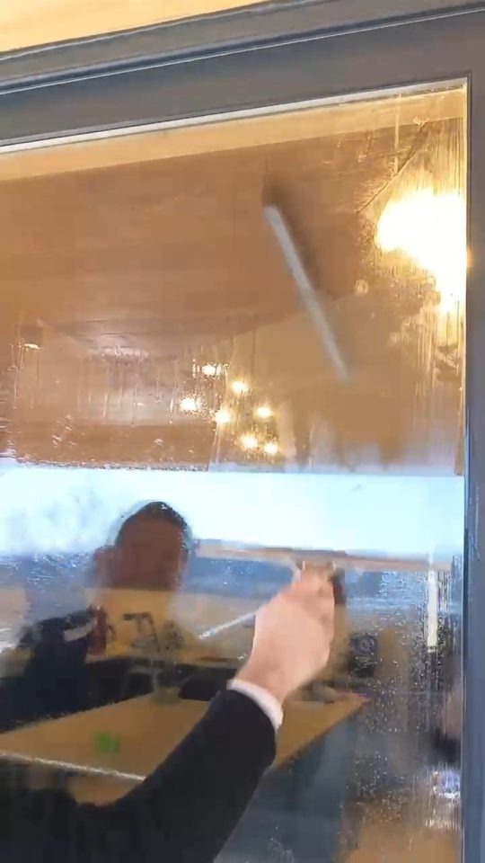 Cam ve Vitrin Temizliği